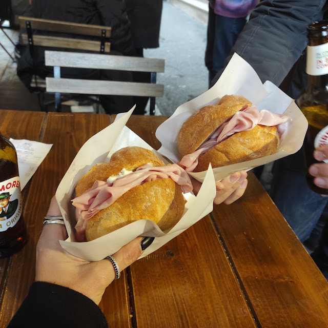 Panino Con Mortadella Salsa Di Pistacchi Granella Di Pistacchi E Pecorino