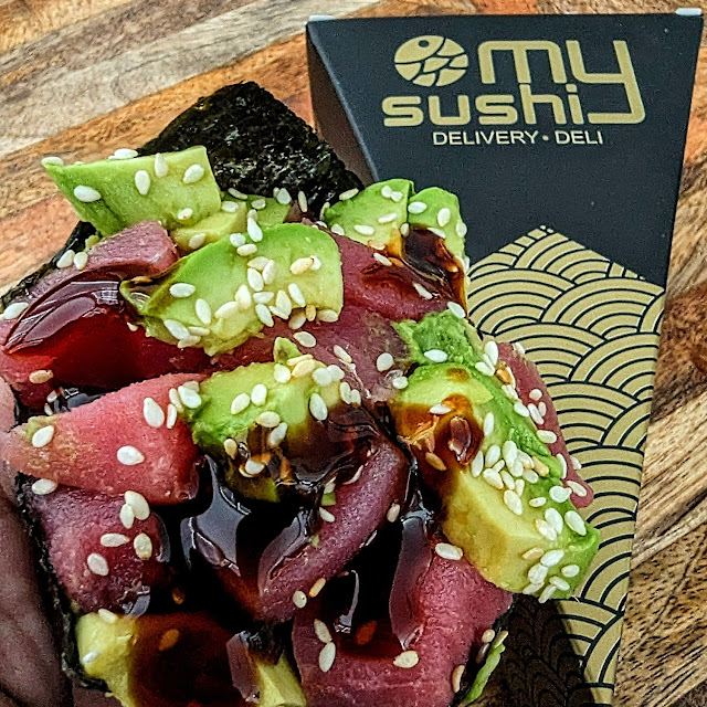 Tuna w Avocado Handroll