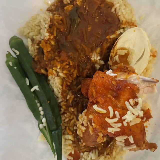 Nasi Kuning Ayam Goreng Telur Masin Bendi Dan Kuah Campur
