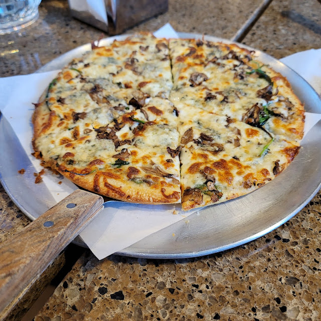 Mushroom Spinach and Gorgonzola Pizza