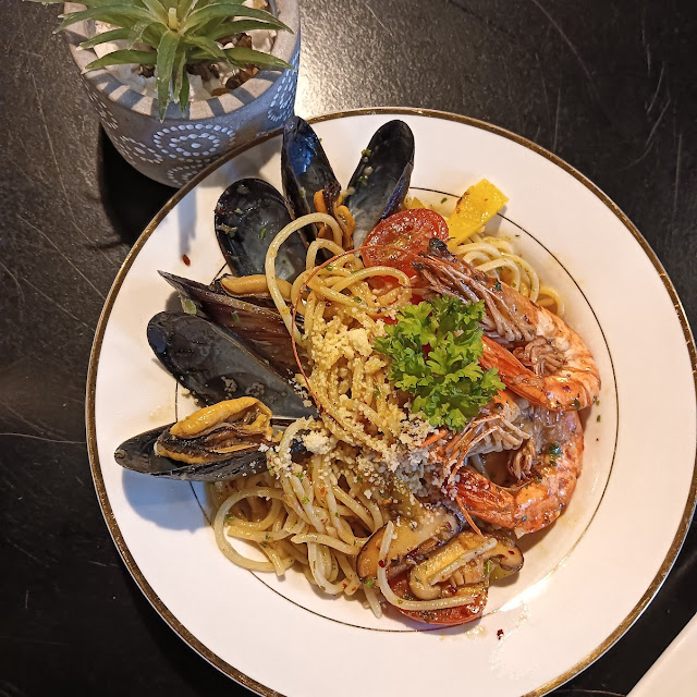 Seafood Aglio Olio Pasta