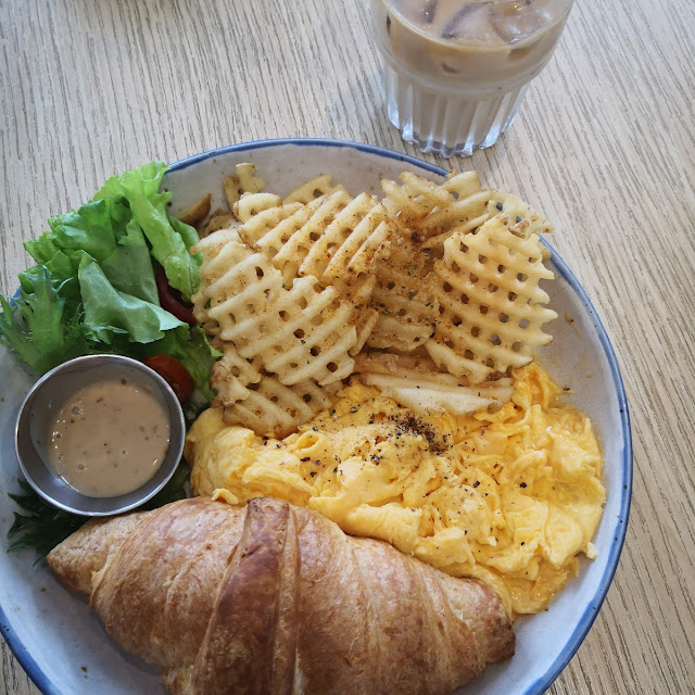 Croissant with Scrambled Eggs