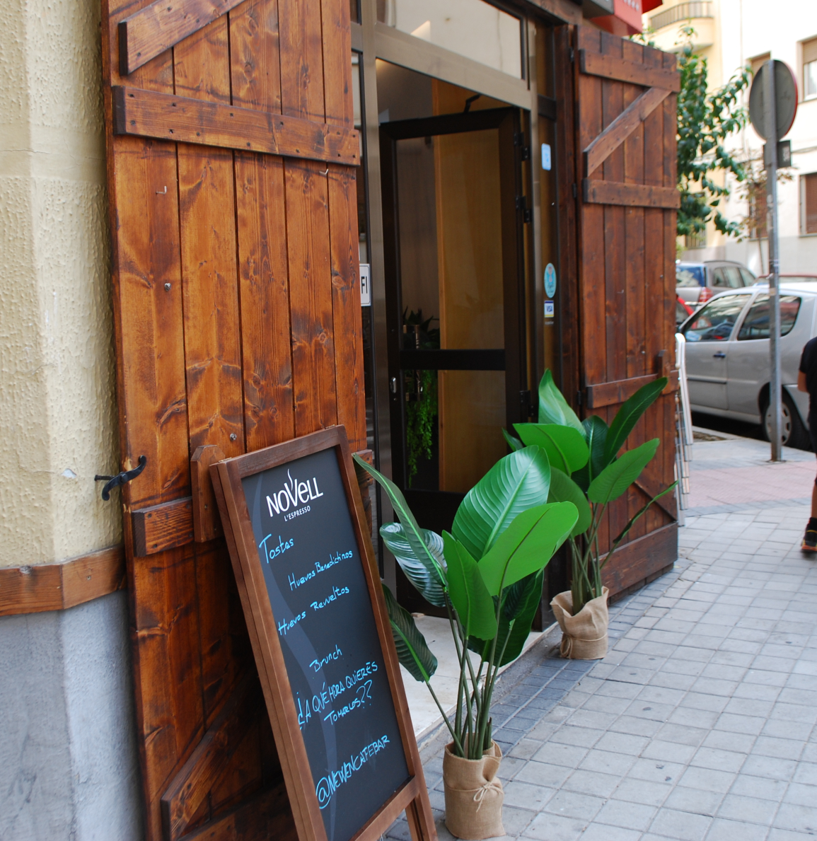 Newen Cafe & Bar
