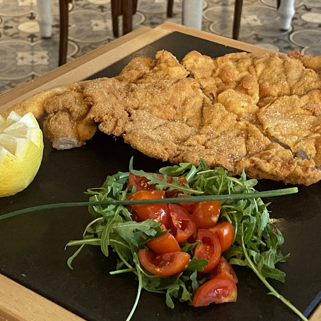 Cotoletta Con Crema Di Parmigiano E Pomodorini