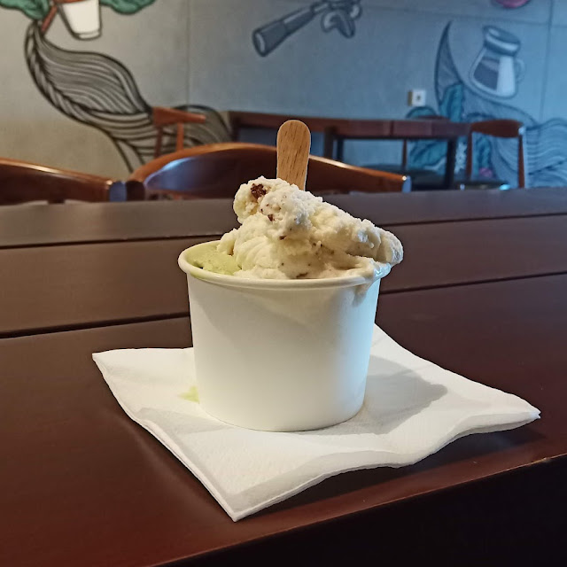 2 Scoop of Ice Cream Pistachio and Baileys