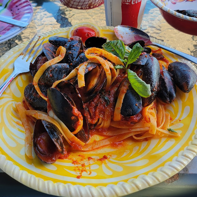 Mussels with Fettuccine in Red Sauce