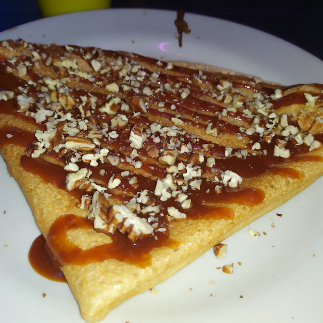 Crepa Con Cajeta Y Nuez