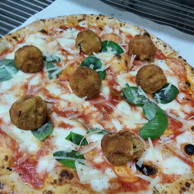 Pizza Con Polpettine Di Melanzane Con