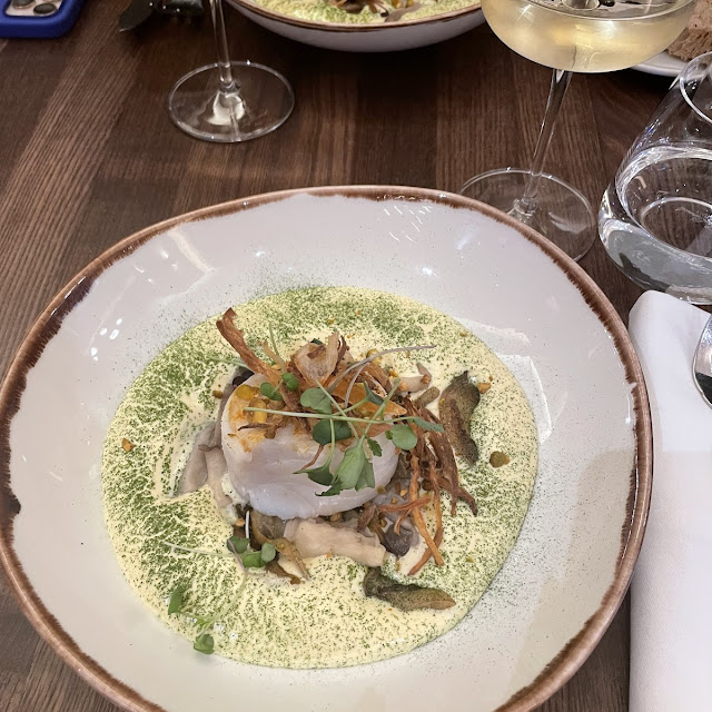 Poisson Du Marché Avec Des Choux Grillés Morilles Et Pistaches