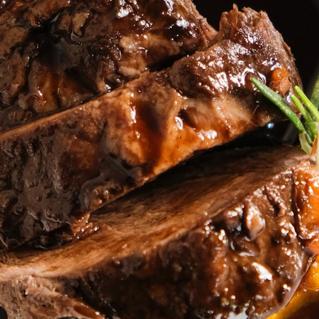 Filetto Di Maialino In Cbt Con Riduzione Di Birra Rossa E Purea Di Mele