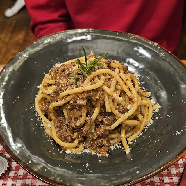 Bigoli Con Sarde Acciughe Granella Di Noci E Uvetta