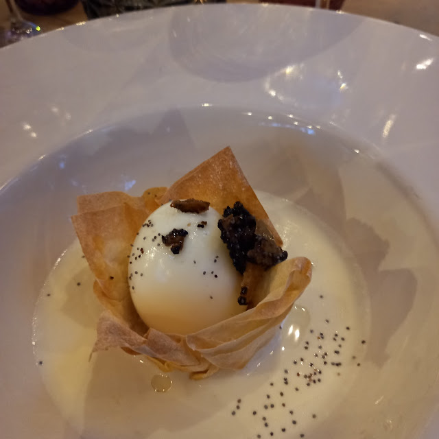 Meraviglioso Uovo Cotto A Bassa Temperatura Su Letto Di Fonduta Con Scaglie Di Tartufo Imperdibile