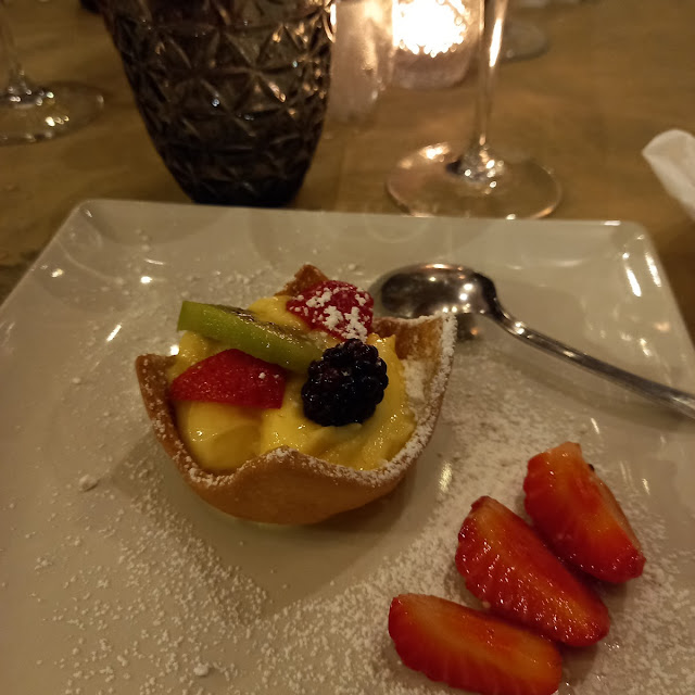 Cestino Di Pasta Frolla Con Frutta Fresca Su Letto Di Crema Pasticcera
