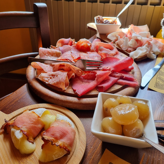 Tagliere Di Salumi Castagne Al Miele Cipolline E Tomini Con Speck