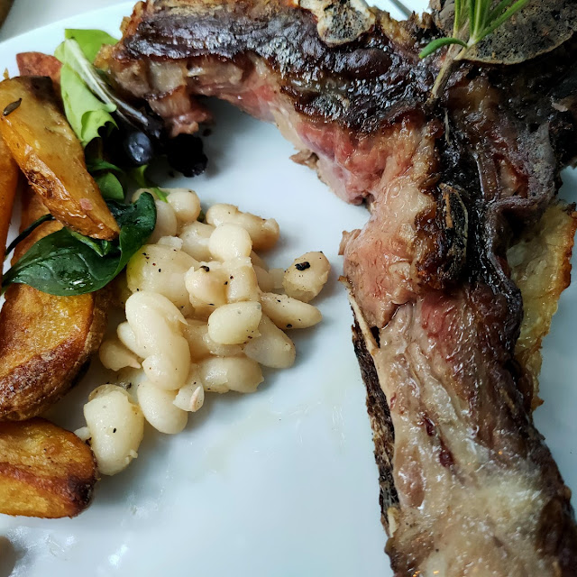 Bistecca Alla Fiorentina Servita Con Fagioli E Patate Prezzo Per HG