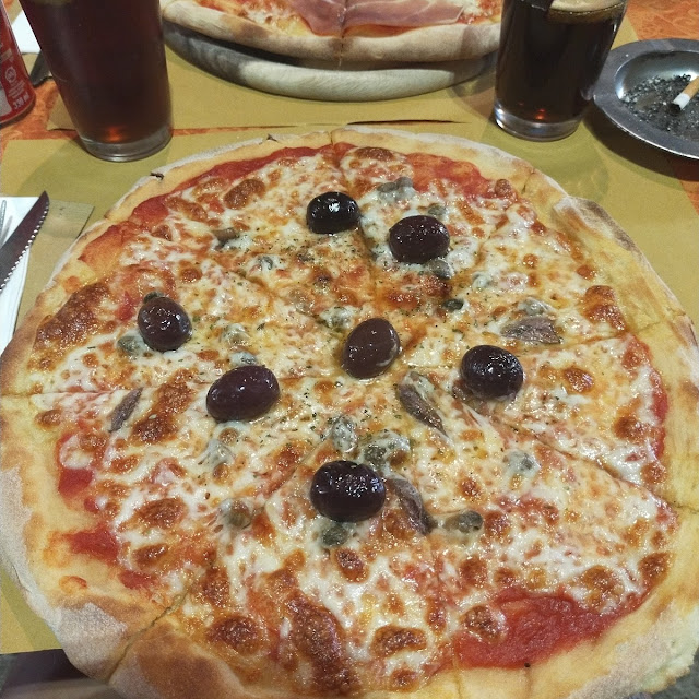 Pizza Olive Acciughe E Capperi