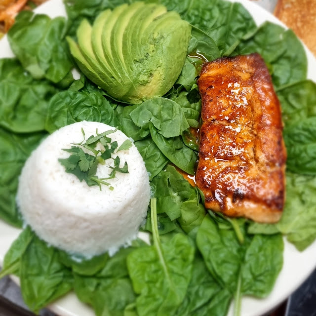 Salmon Verde - Servido Con Espinaca En Salsa Soya Arroz Y Pan