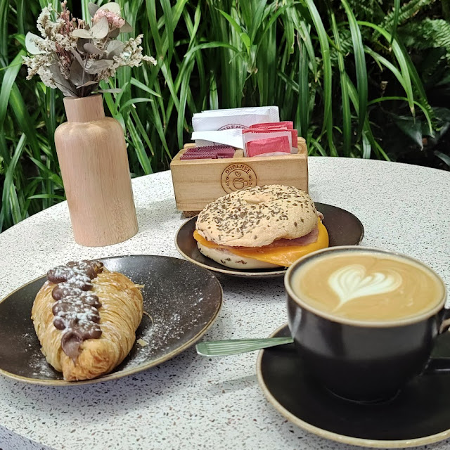 Baguel de Lomito Y Cheddar Con Capuccino