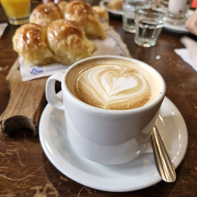 Latte Con Medialunas