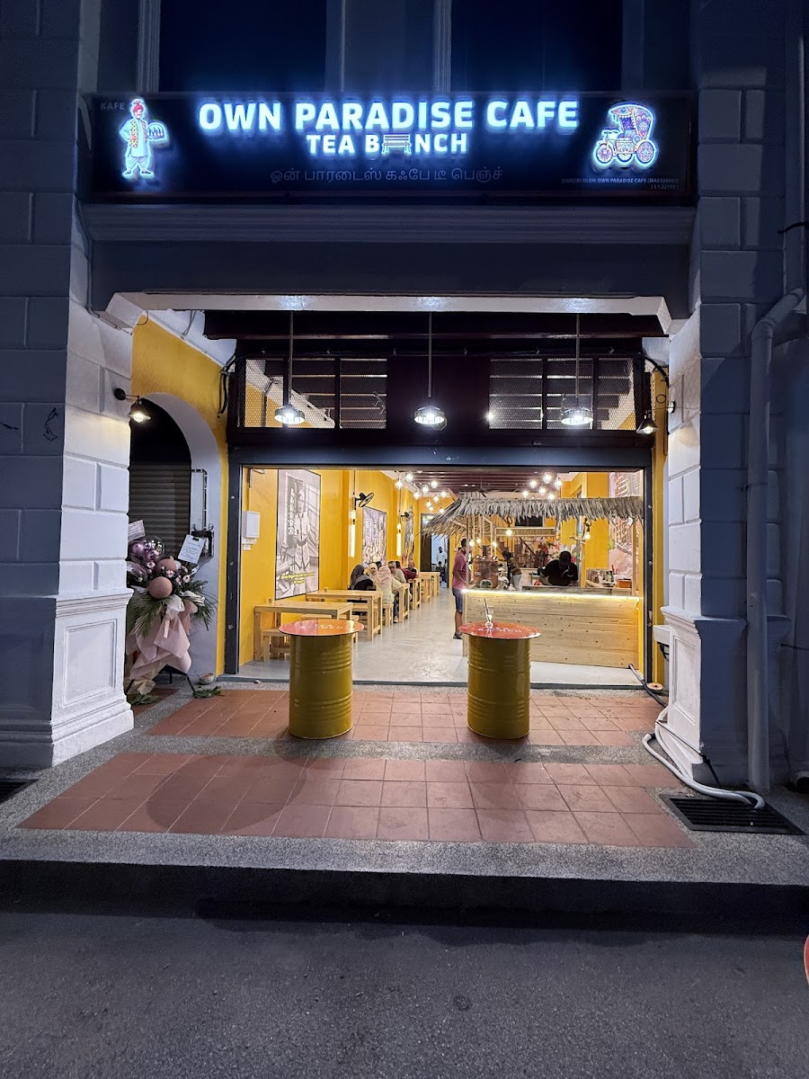 Own Paradise Cafe Tea Bench