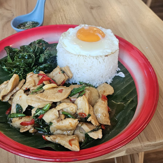 กะเพราไก่ไข่ดาว