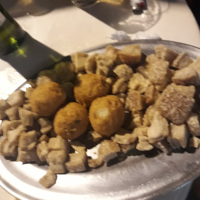Torresmo E Bolinho de Bacalhau