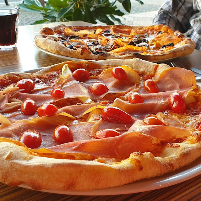 Pizza Capricosa Und Parmaschinken