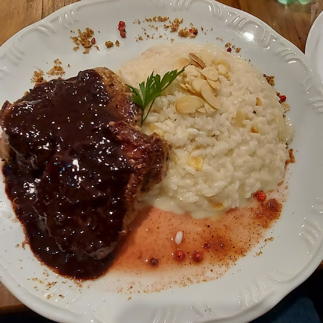 Filé Com Molho de Amora E Risoto de Queijo