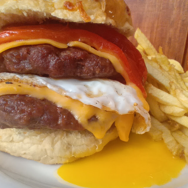 Hamburguesa Doble Carne Cheddar Morron Asado Y Huevo Frito Papas Y Salsa