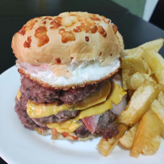 Hamburguesa Con Cheddar Bacon Y Fritas