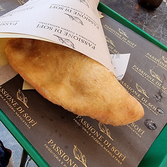 Pizza Fritta Con Pomodoro E Provola
