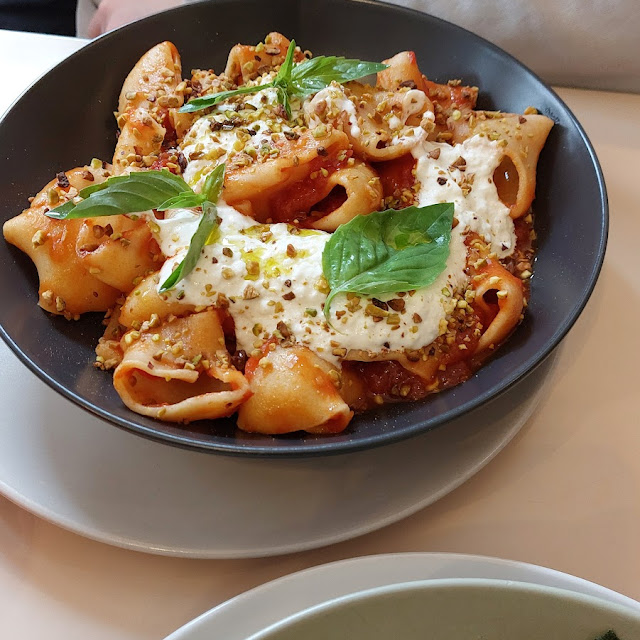 Paccheri Al Pomodoro E Basilico Con Stracciatella E Pistacchio