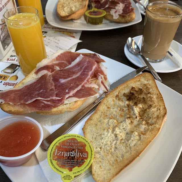 Tostada de Jamón Aceite Y Tomate Con Café