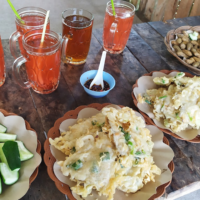 Mendoan Wedang Uwuh Kacang Rebus Lalapan