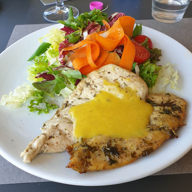 Petto Di Pollo E Insalata Mista