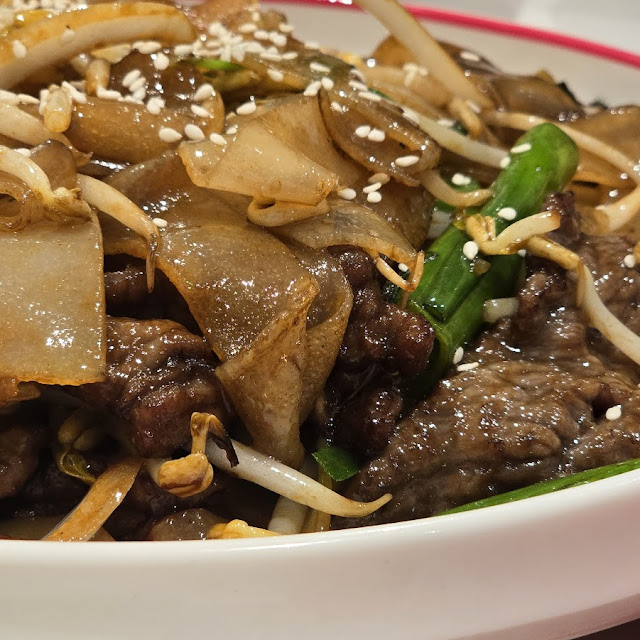 Stir Fried Flat Rice Noodle with Beef in Soy Sauce
