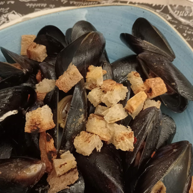 Saute Di Cozze Con Crostini Di Pane