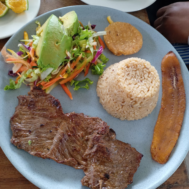 Menú Ejecutivo Proteína Arroz Ensalada Arepita Y Plátano