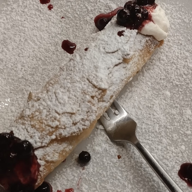 Cannolo Con Ricotta E Crema