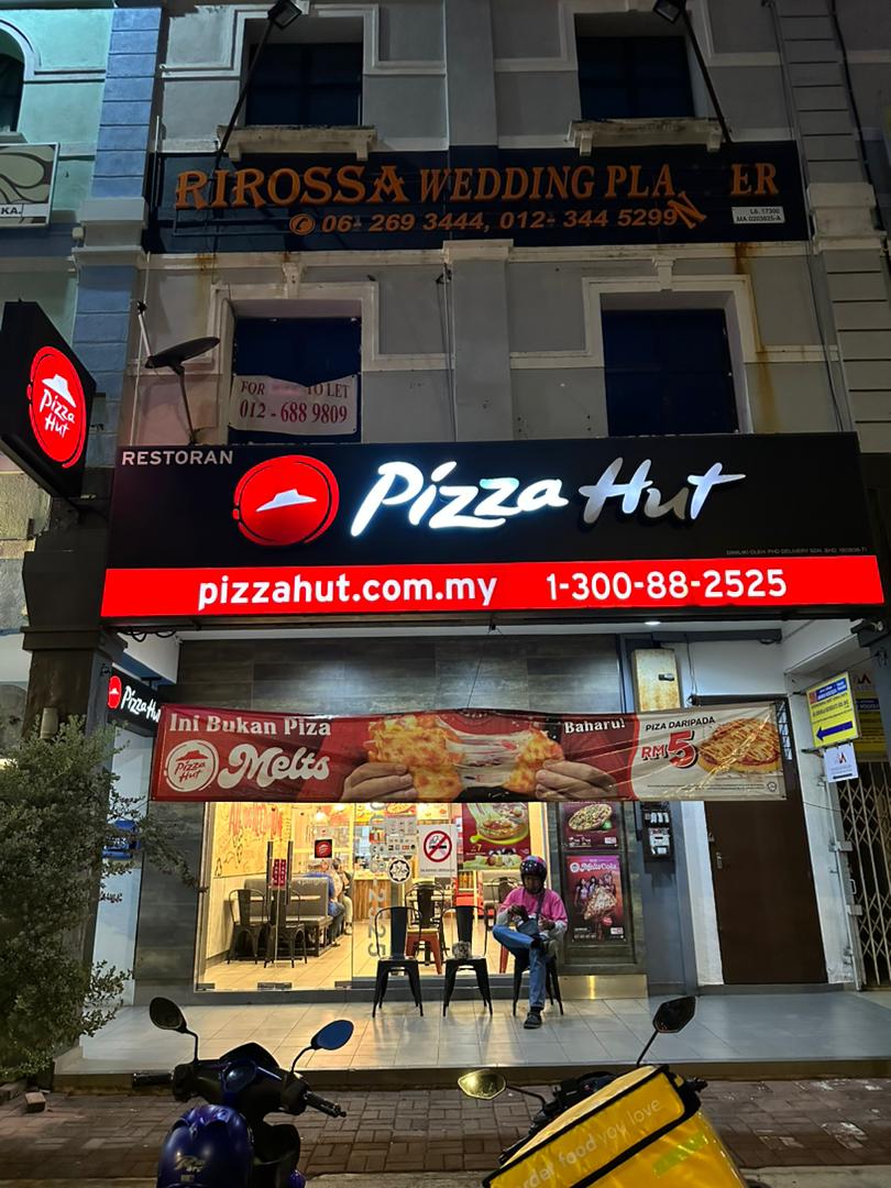 Pizza Hut Delivery Semabok