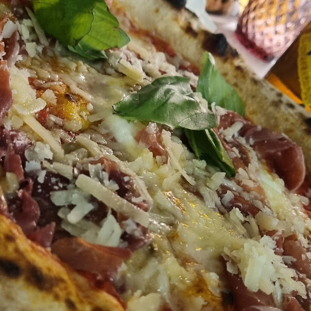 Pizza Margherita Con Bufala Crudo Porcini E Scaglie Di Grana