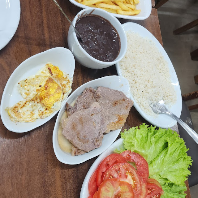 Comercial Com Arroz Feijão Salada Bife Ovo Frito E Batata Frita