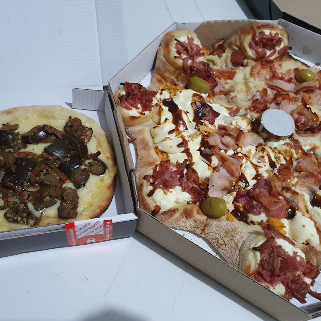 Pizza Meia Siciliana E Meia Frango Com Cream Cheese Esfiha de Berinjela Cremosa