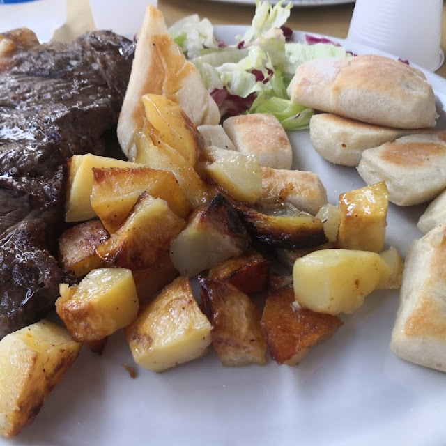 Bistecca Con Patate Al Forno Ed Insalata