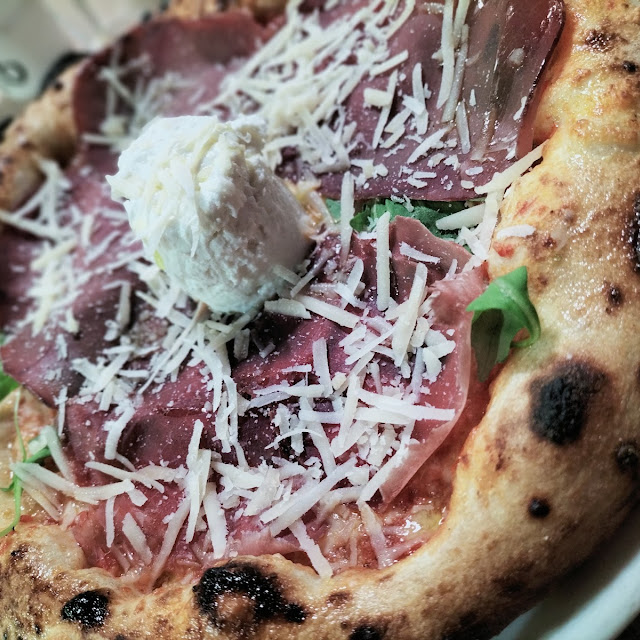 Pizza Con Prosciutto Crudo E Mozzarella Di Bufala