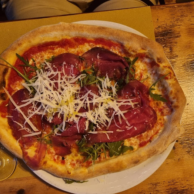 Pizza Mit Parma Schinken Käse Und Salat