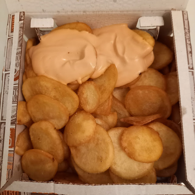 Patatine Fritte E Salsa Rosa