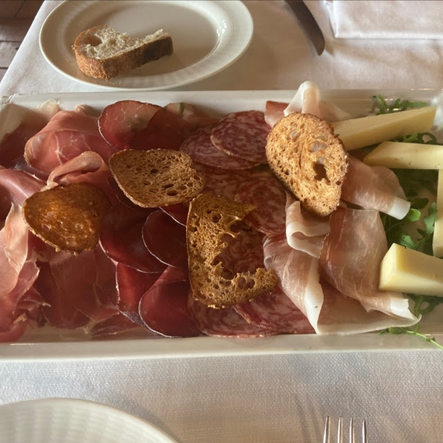 Antipasto Di Salumi E Formaggi