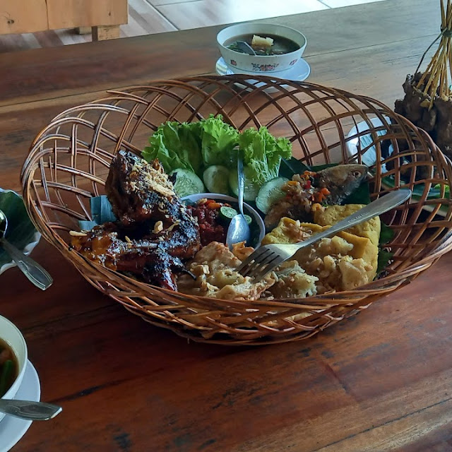 Liwet Kumplit Sate Sapi Dan Sayur Asem