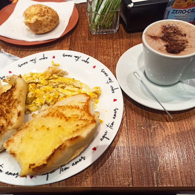 Pão Na Chapa Com Ovos Mexidos E Chocolate Quente Ovomaltine